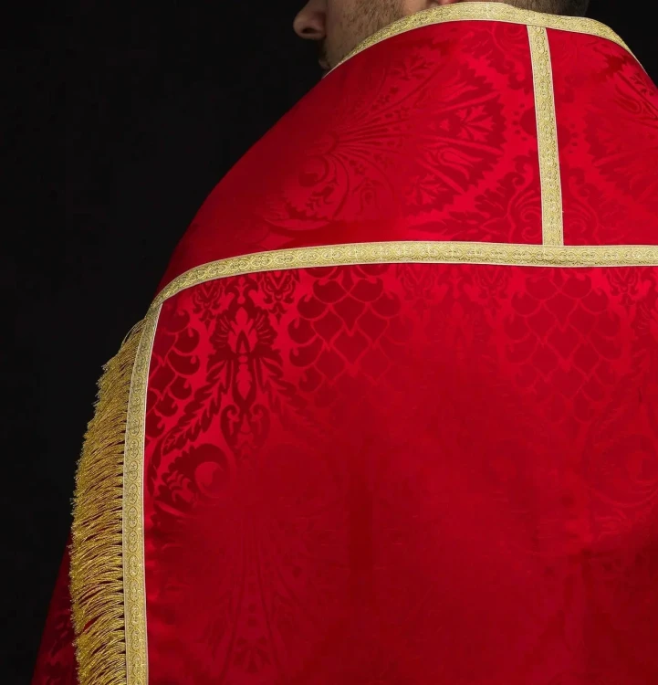 Kapa rzymska czerwona z tłoczonego żakardu – detal kołnierza