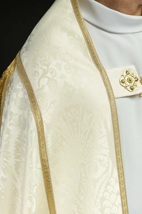 Kapa rzymska ecru z tłoczonego żakardu – zbliżenie zdobienia