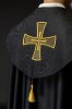 Kapa liturgiczna czarna z haftem złotego krzyża – widok główny