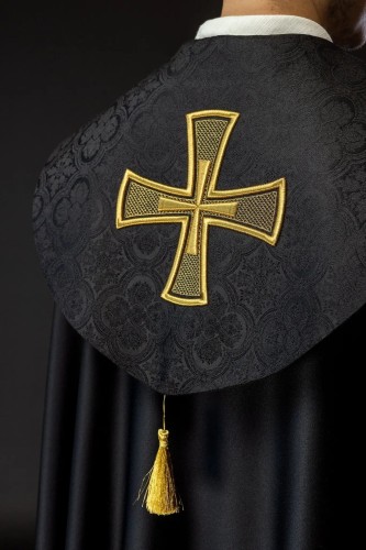 Kapa liturgiczna czarna z haftem złotego krzyża – widok główny
