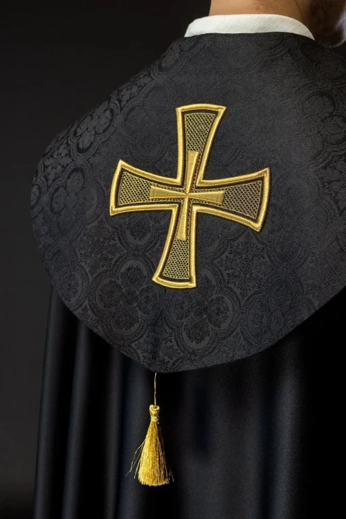 Kapa liturgiczna czarna z haftem złotego krzyża – widok główny