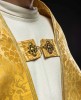 Kapa rzymska złota z tłoczonego żakardu – widok z tyłu