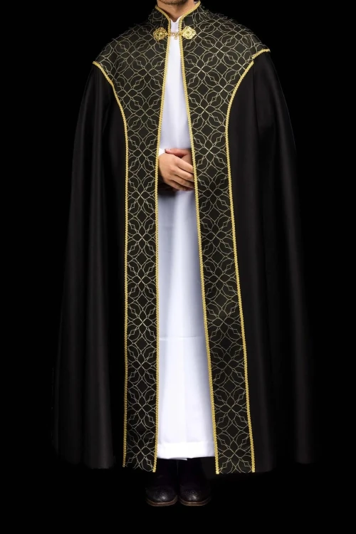 Kapa liturgiczna czarna ze złotym ornamentem żakardowym – widok główny