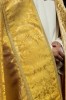 Kapa rzymska złota z tłoczonego żakardu – zbliżenie zdobienia