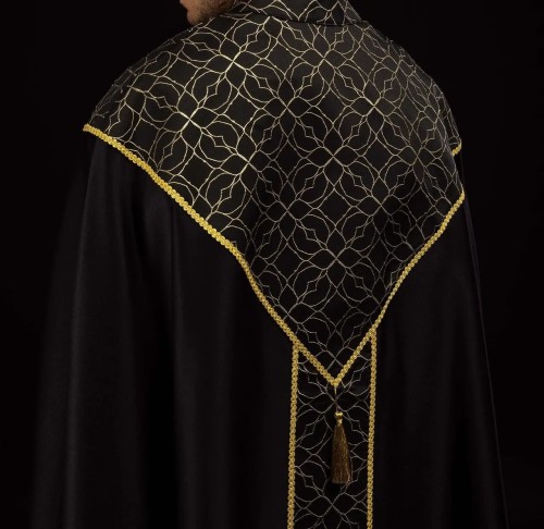 Kapa liturgiczna czarna ze złotym ornamentem żakardowym – widok całej szaty