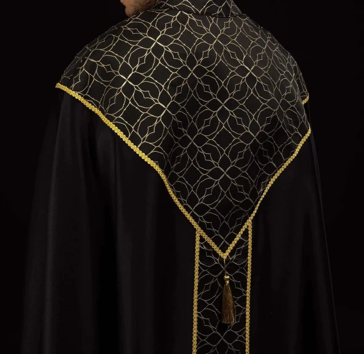 Kapa liturgiczna czarna ze złotym ornamentem żakardowym – widok całej szaty