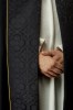 Kapa liturgiczna czarna z haftem złotego krzyża – widok z tyłu