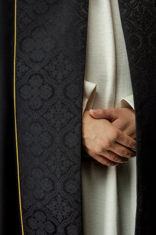Kapa liturgiczna czarna z haftem złotego krzyża – widok z tyłu