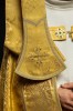 Kapa rzymska złota z tłoczonego żakardu – detal kołnierza