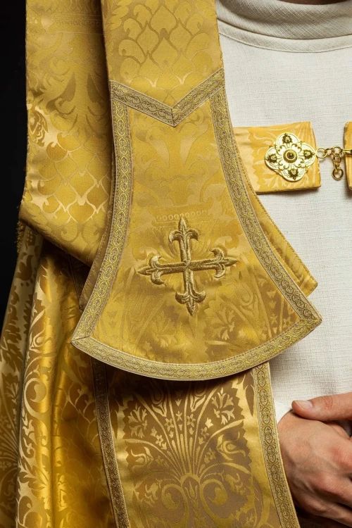 Kapa rzymska złota z tłoczonego żakardu – detal kołnierza