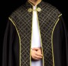 Kapa liturgiczna czarna ze złotym ornamentem żakardowym – widok z przodu