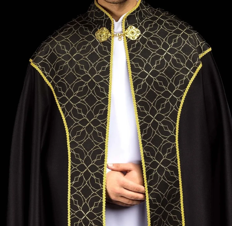 Kapa liturgiczna czarna ze złotym ornamentem żakardowym – widok z przodu