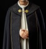 Kapa liturgiczna czarna z haftem złotego krzyża – detal kołnierza