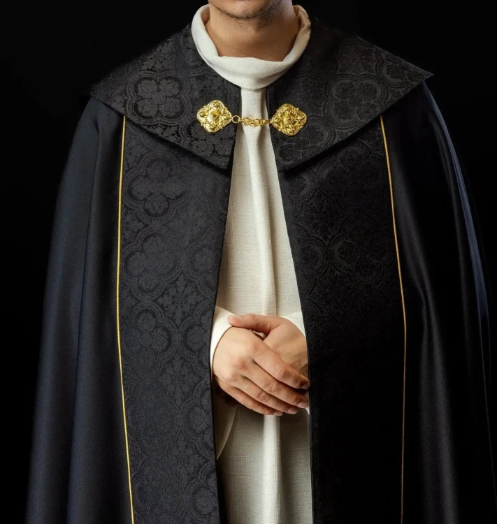 Kapa liturgiczna czarna z haftem złotego krzyża – detal kołnierza