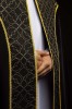 Kapa liturgiczna czarna ze złotym ornamentem żakardowym – zbliżenie zdobienia