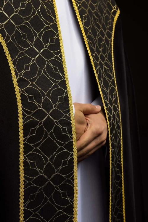Kapa liturgiczna czarna ze złotym ornamentem żakardowym – zbliżenie zdobienia