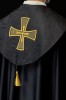 Kapa liturgiczna czarna z haftem złotego krzyża – detal przedniego pasa