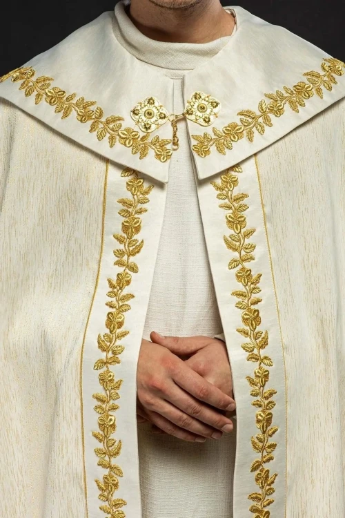 Kapa maryjna ecru z satyny premium – widok całej szaty