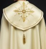 Kapa liturgiczna ecru z haftem złotego krzyża – widok główny