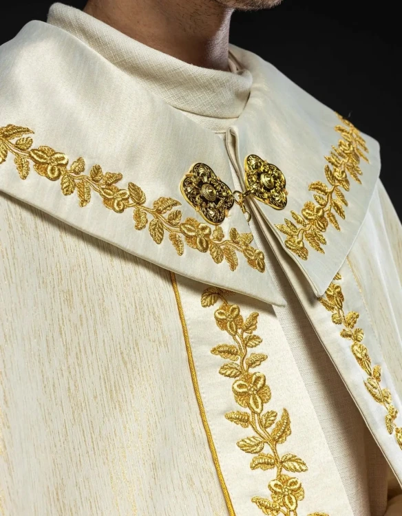 Kapa maryjna ecru z satyny premium – widok z tyłu