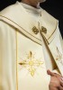 Kapa liturgiczna ecru z haftem złotego krzyża – widok z przodu