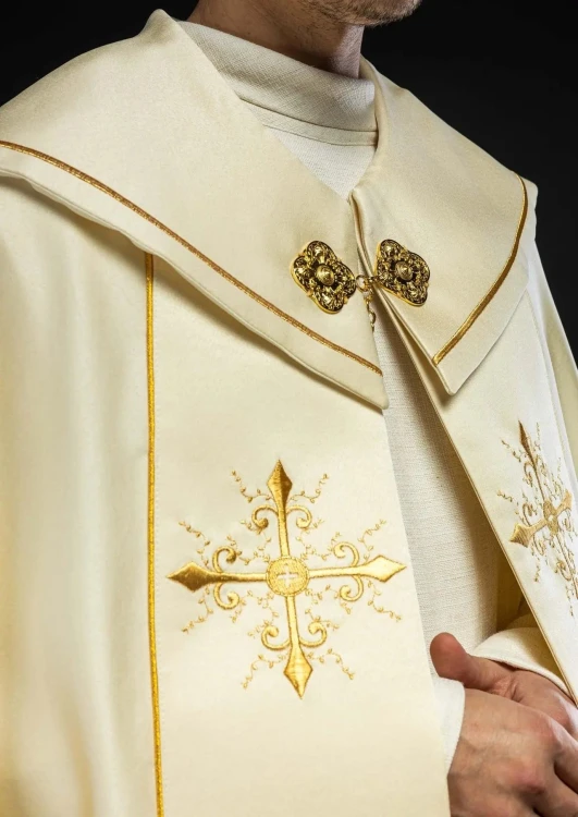 Kapa liturgiczna ecru z haftem złotego krzyża – widok z przodu