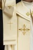Kapa liturgiczna ecru z haftem złotego krzyża – widok z tyłu