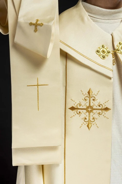 Kapa liturgiczna ecru z haftem złotego krzyża – widok z tyłu