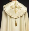 Kapa liturgiczna ecru z haftem złotego krzyża – detal kołnierza