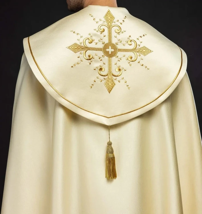 Kapa liturgiczna ecru z haftem złotego krzyża – detal kołnierza