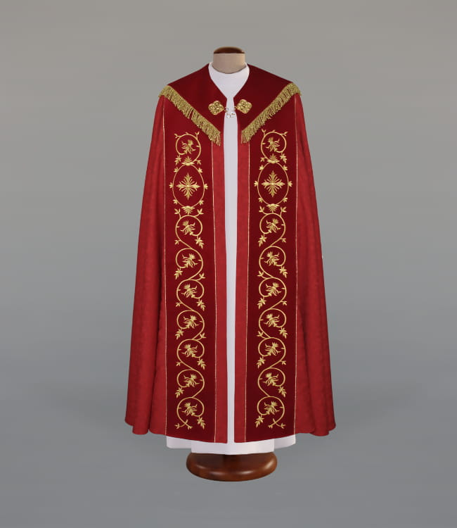 Kapa liturgiczna czerwona z adamaszku i bogatymi pasami – widok główny