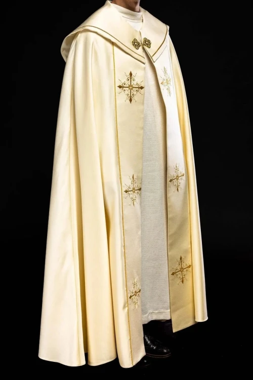 Kapa liturgiczna ecru z haftem złotego krzyża – sposób zapięcia