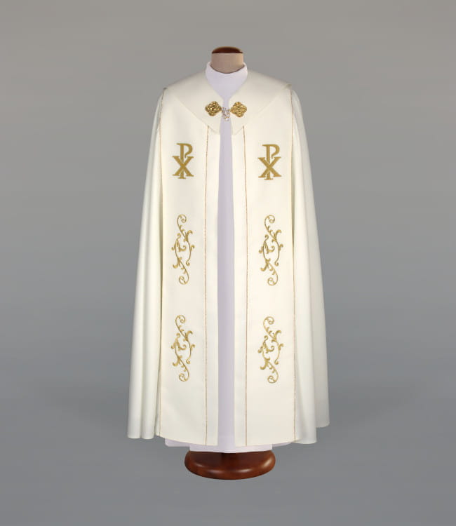 Kapa liturgiczna ecru z haftowanymi pasami i kołnierzem – widok główny