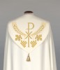 Kapa liturgiczna ecru z haftami, klamrą i pomponem – widok całej szaty