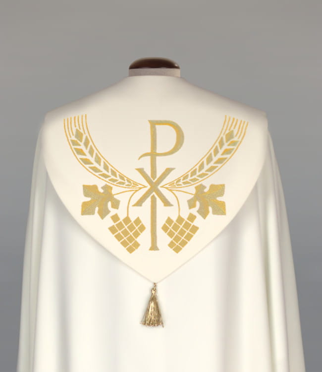 Kapa liturgiczna ecru z haftami, klamrą i pomponem – widok całej szaty
