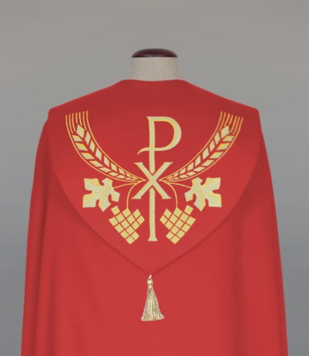 Kapa liturgiczna czerwona z haftami, klamrą i pomponem – widok całej szaty