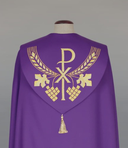 Kapa liturgiczna fioletowa z haftami, klamrą i pomponem – widok całej szaty