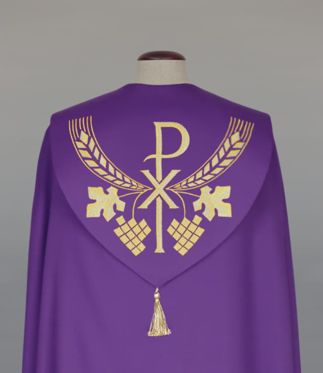 Kapa liturgiczna fioletowa z haftami, klamrą i pomponem – widok całej szaty