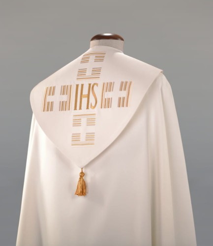 Kapa liturgiczna ecru z nowoczesnymi haftami – widok całej szaty