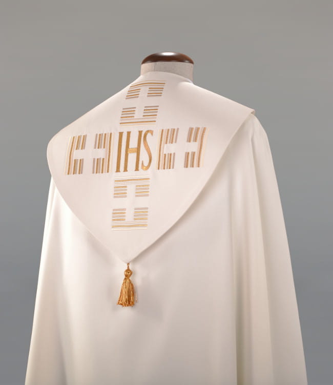 Kapa liturgiczna ecru z nowoczesnymi haftami – widok całej szaty