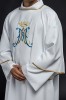 Biała dalmatyka liturgiczna z haftem maryjnym – widok całości