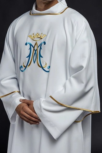 Biała dalmatyka liturgiczna z haftem maryjnym – widok całości