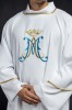 Biała dalmatyka liturgiczna – detal haftu maryjnego
