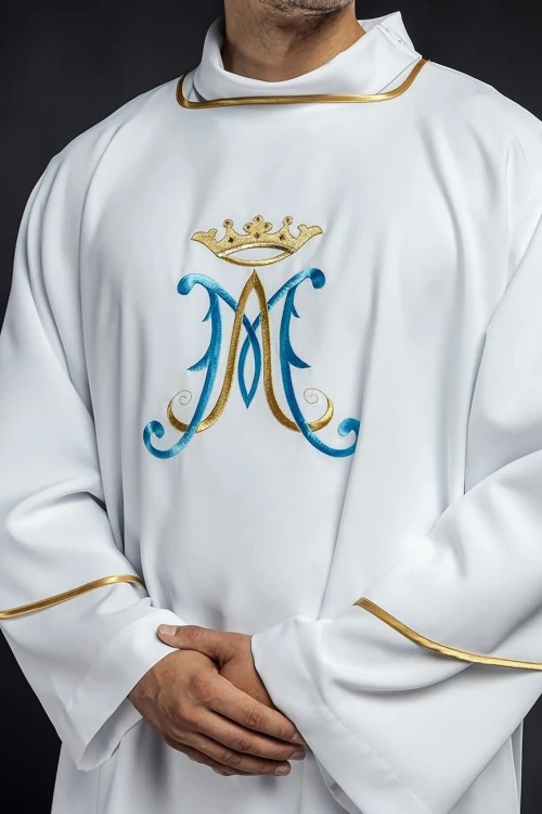 Biała dalmatyka liturgiczna – detal haftu maryjnego