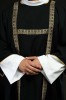 Dalmatyka liturgiczna czarna ze złotymi pasami żakardowymi – widok całej szaty