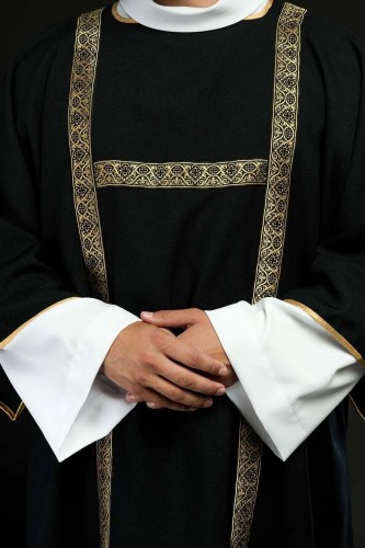 Dalmatyka liturgiczna czarna ze złotymi pasami żakardowymi – widok całej szaty