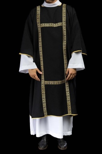 Dalmatyka liturgiczna czarna ze złotymi pasami żakardowymi – główne zdobienie