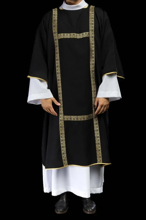 Dalmatyka liturgiczna czarna ze złotymi pasami żakardowymi – główne zdobienie