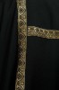Dalmatyka liturgiczna czarna ze złotymi pasami żakardowymi – wykończenie dekoltu