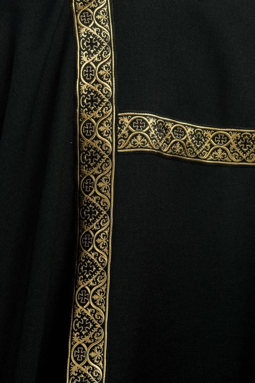 Dalmatyka liturgiczna czarna ze złotymi pasami żakardowymi – wykończenie dekoltu